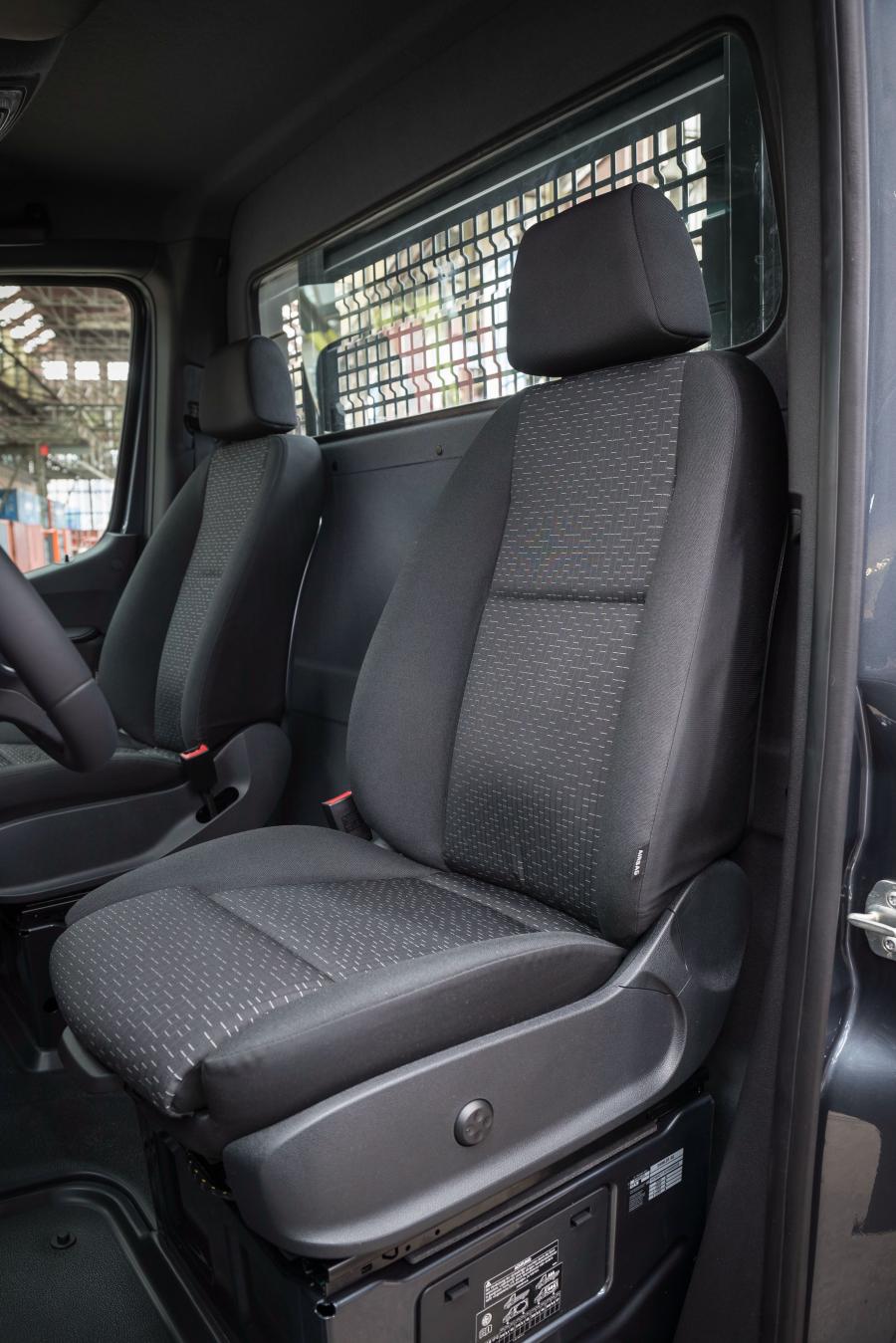 Интерьер Mercedes-Benz Sprinter 316 CDI Pickup 2018 года  (WW) (фото 6 из 16)